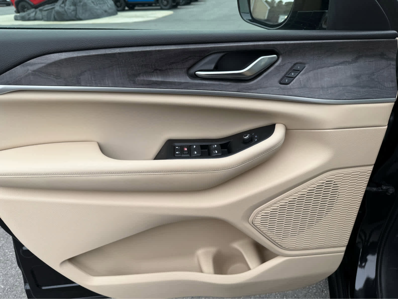 Used 2024 Jeep Grand Cherokee Limited image 10