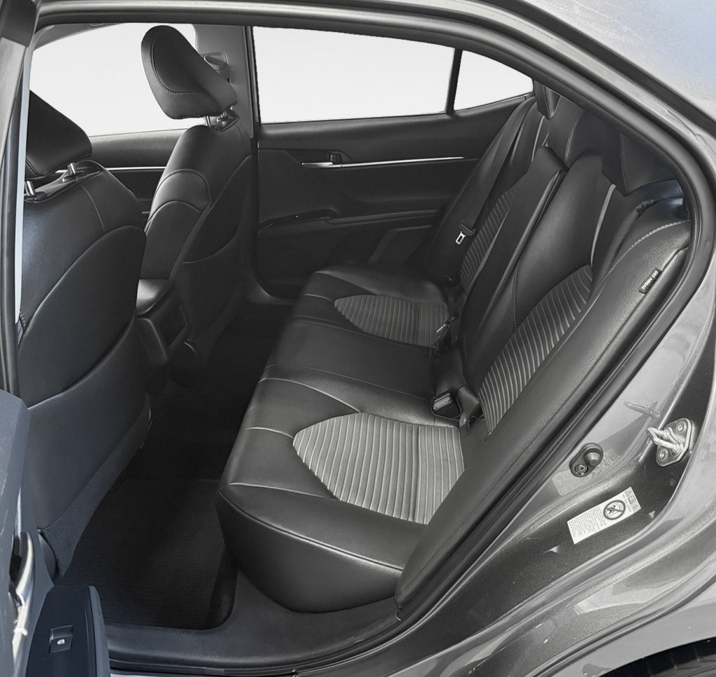 Used 2018 Toyota Camry SE w/ Moonroof Package FWD image 13
