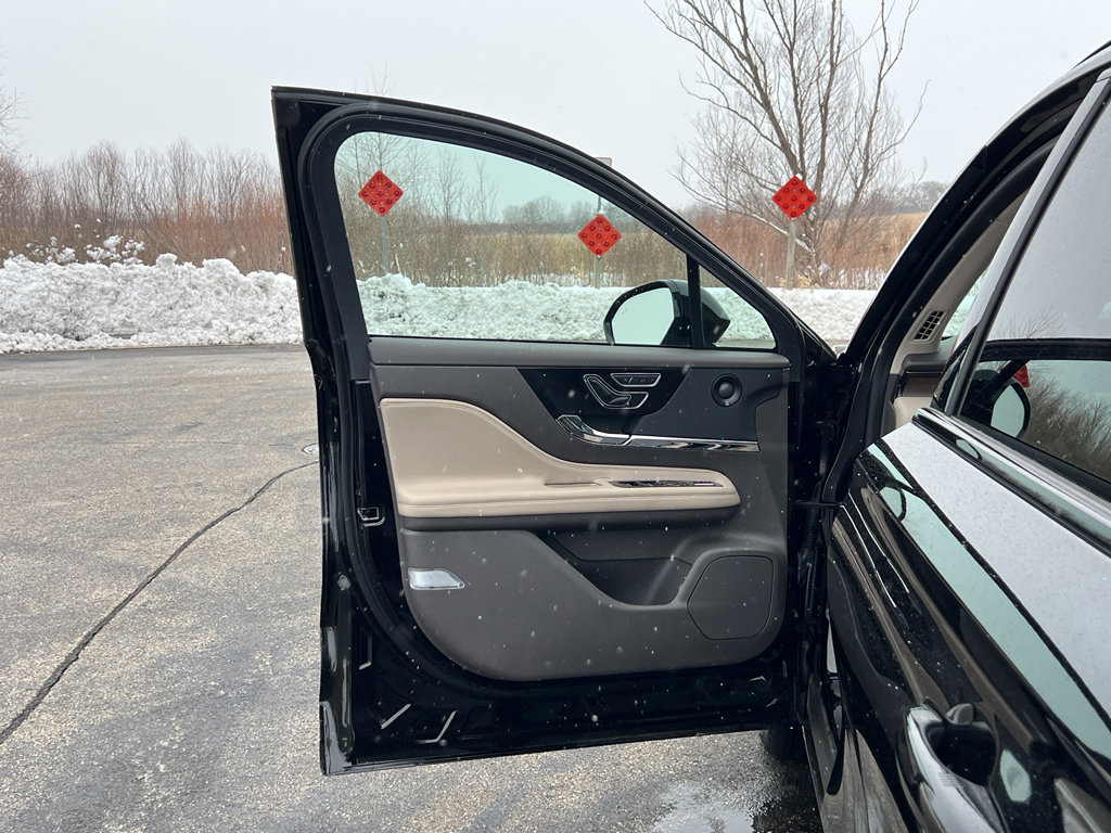 Used 2023 Lincoln Corsair Reserve w/ Equipment Group 202A image 11