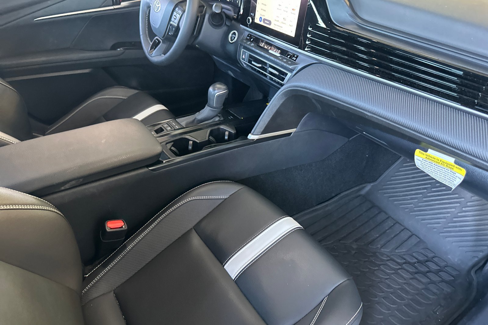 Used 2025 Toyota Camry SE w/ Convenience Package FWD image 15