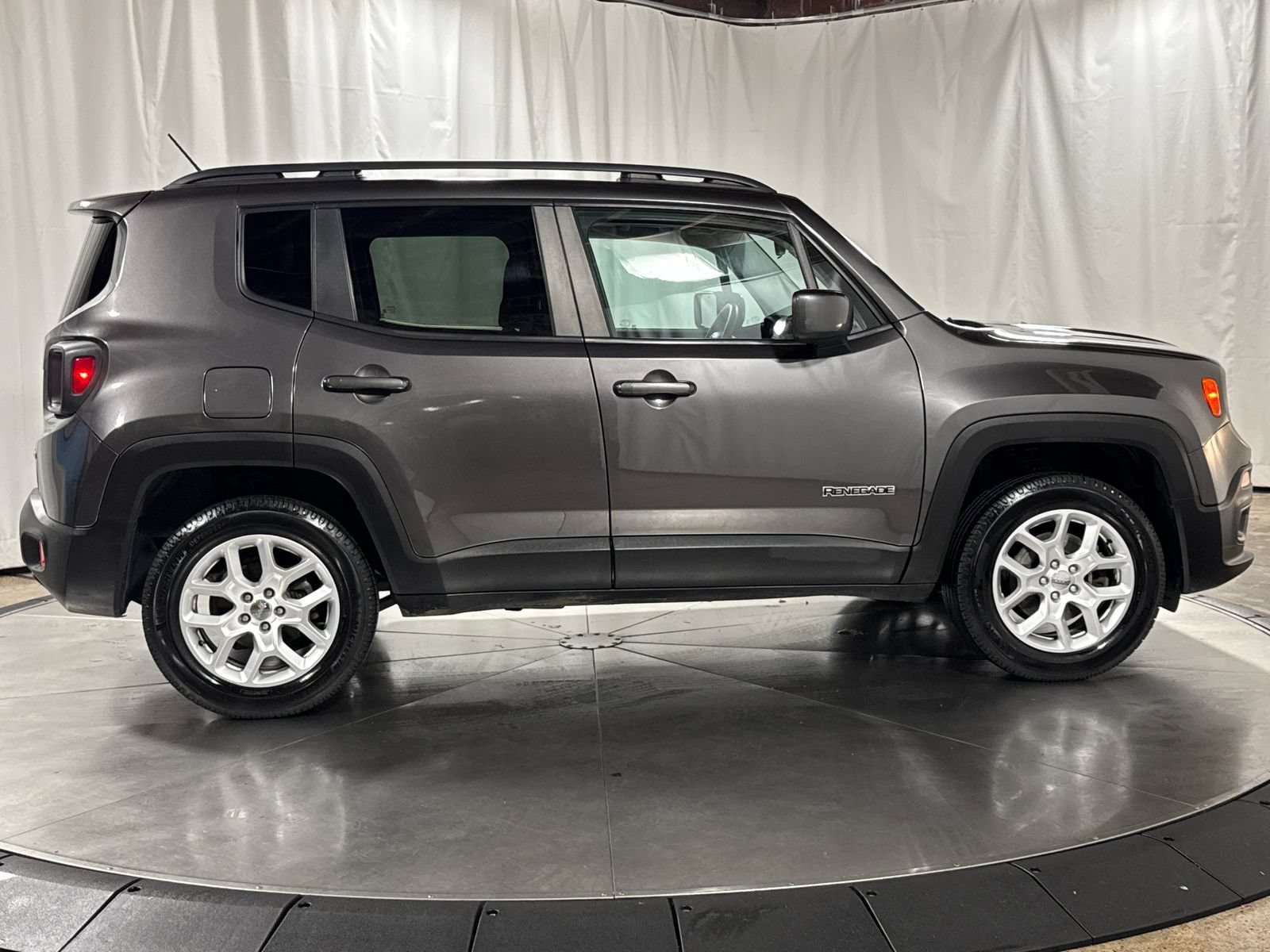 Used 2017 Jeep Renegade Latitude w/ Trailer Tow Group AWD/4WD image 6