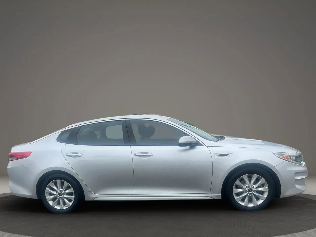Used 2018 Kia Optima LX w/ 17" Alloy Wheels Package FWD image 4