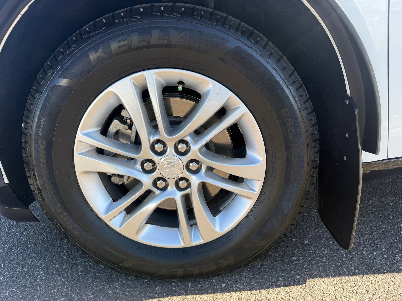 Used 2018 Buick Enclave Essence image 9