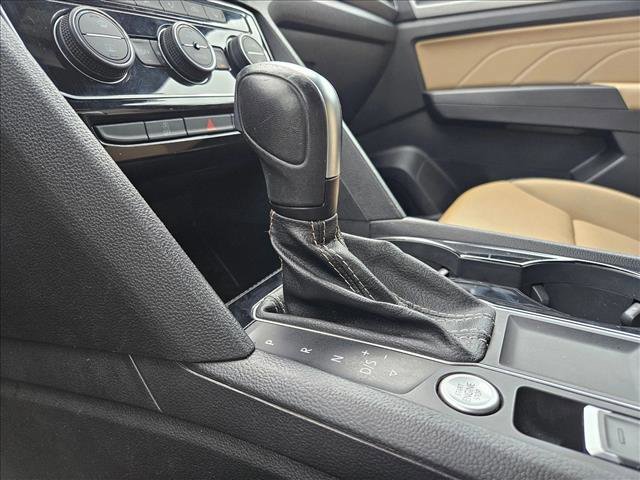 Used 2022 Volkswagen Atlas Cross Sport SE w/ Panoramic Sunroof Package FWD image 9