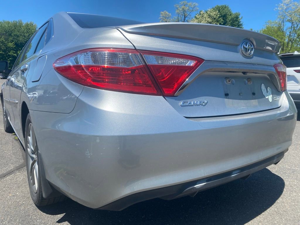 Used 2016 Toyota Camry SE w/ Moonroof Package FWD image 3