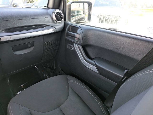Used 2017 Jeep Wrangler Unlimited Sahara w/ Connectivity Group AWD/4WD image 17