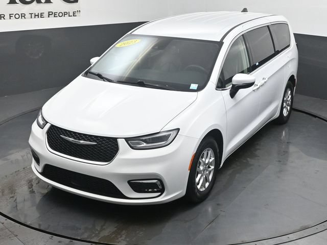 Used 2023 Chrysler Pacifica Touring-L FWD image 44