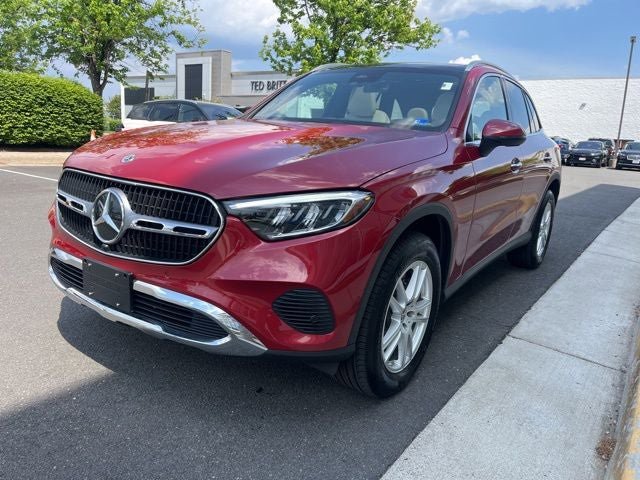 Used 2025 Mercedes-Benz GLC 300 4MATIC image 3