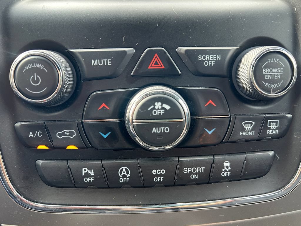 Used 2021 Jeep Grand Cherokee Laredo AWD/4WD image 26