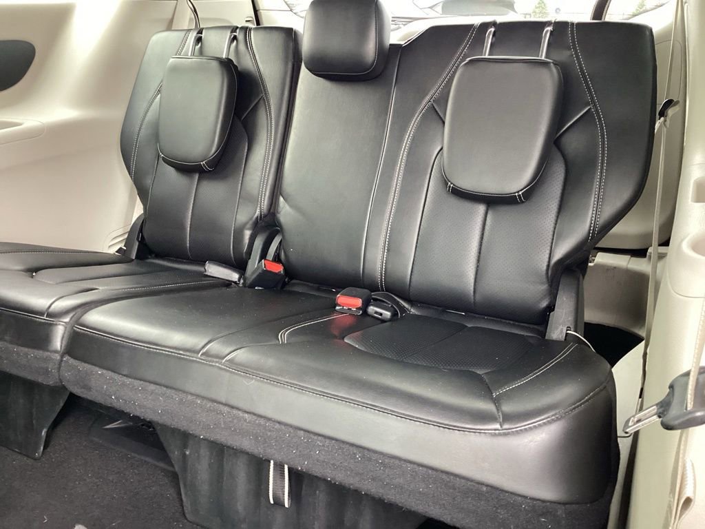 Used 2023 Chrysler Pacifica Touring-L image 17