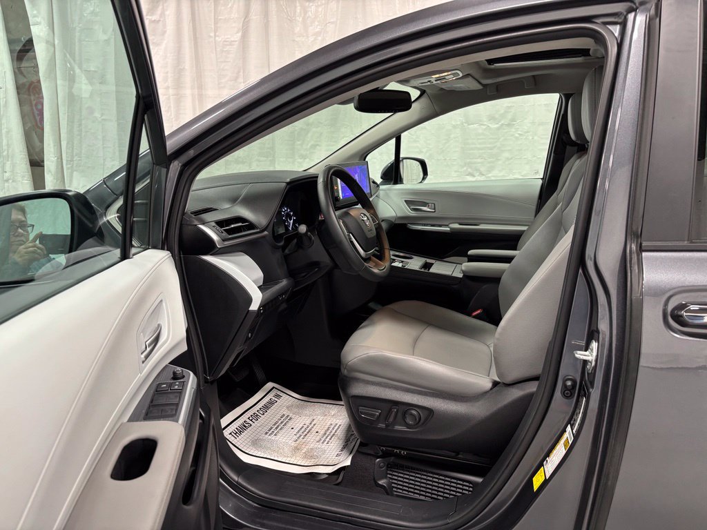 Used 2025 Toyota Sienna XLE AWD/4WD image 10