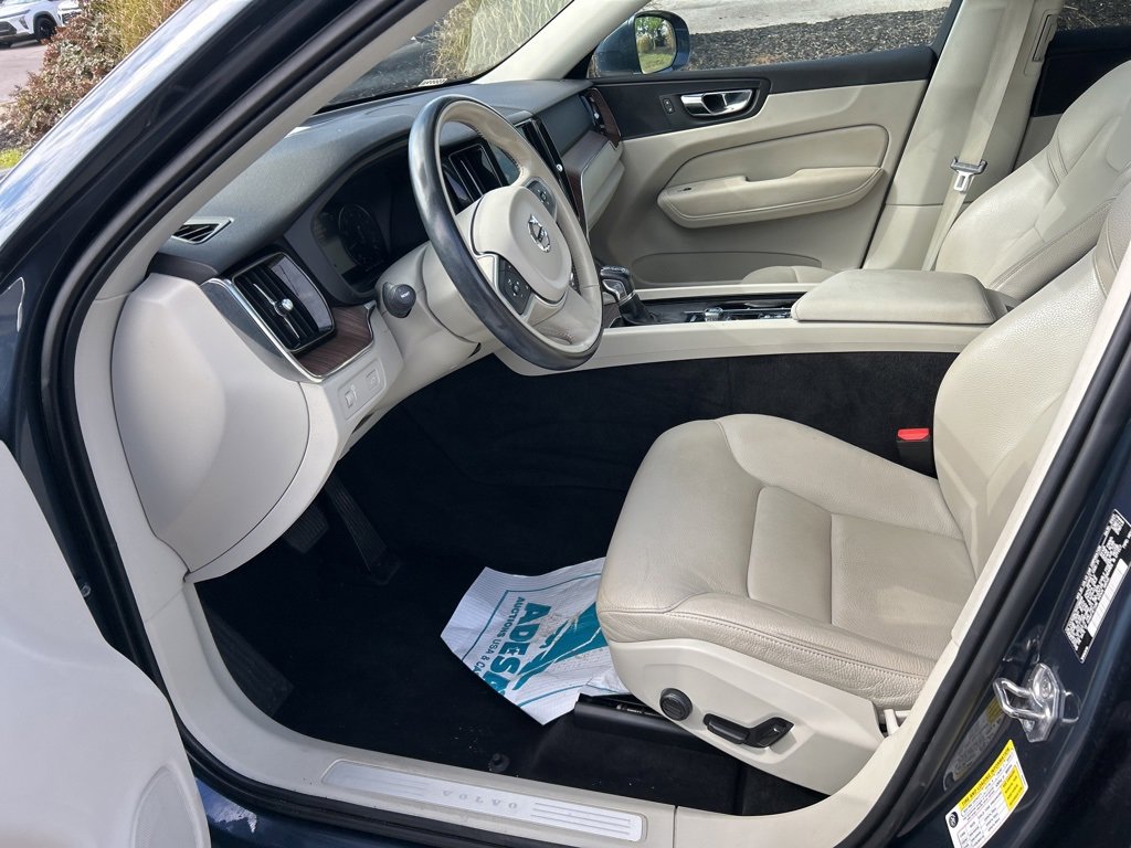 Used 2021 Volvo XC60 T5 Momentum w/ Advanced Package image 9