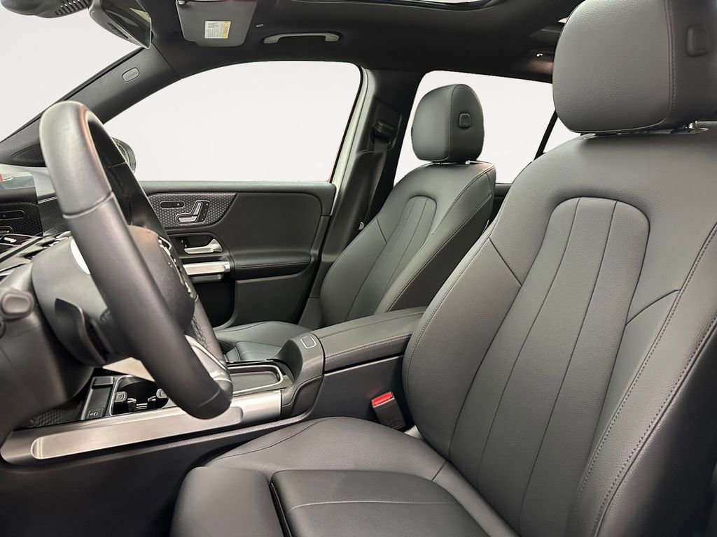 Used 2025 Mercedes-Benz GLB 250 4MATIC image 9