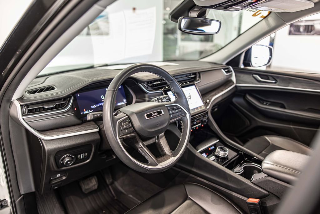 Used 2023 Jeep Grand Cherokee L Limited w/ Black Appearance Package image 21