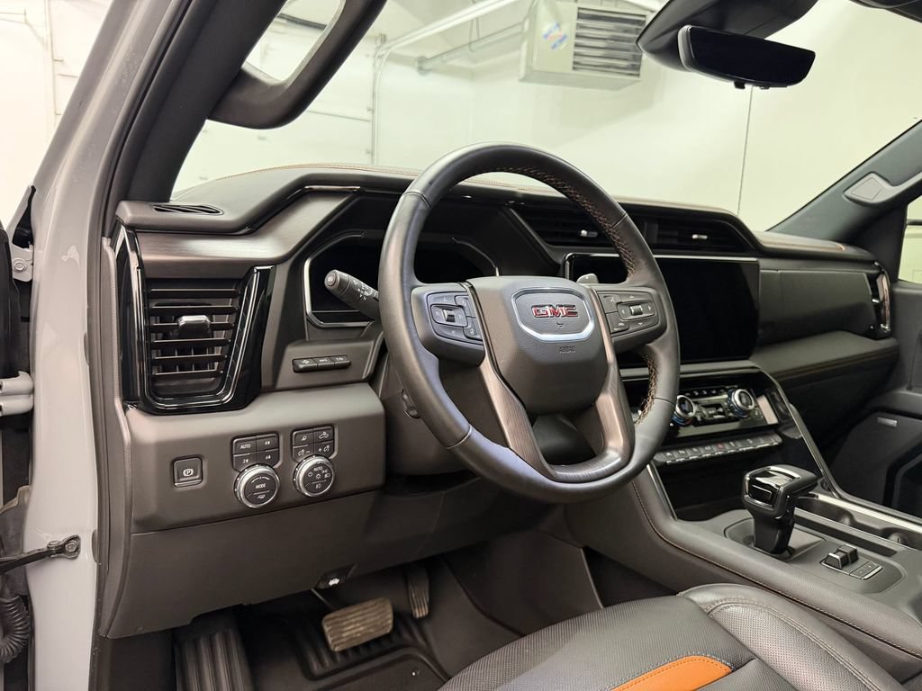 Used 2025 GMC Sierra 1500 AT4 w/ Technology Package AWD/4WD image 4