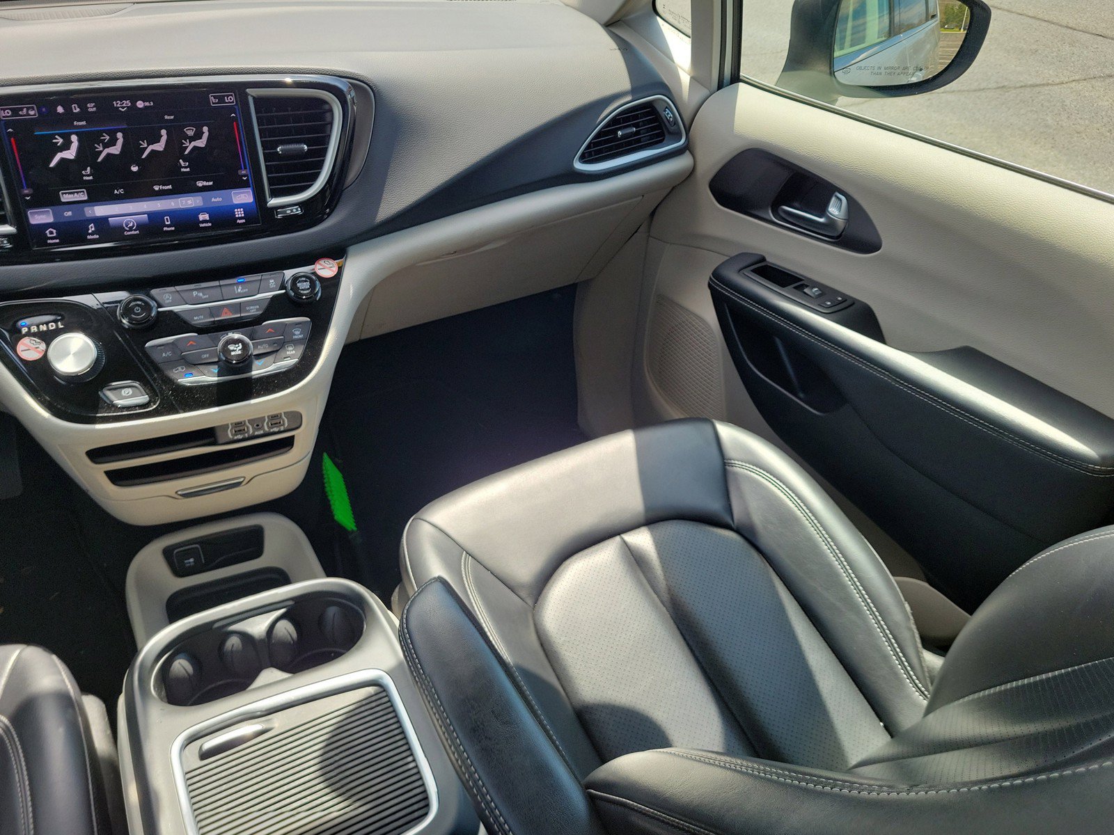Used 2023 Chrysler Pacifica Touring-L FWD image 15