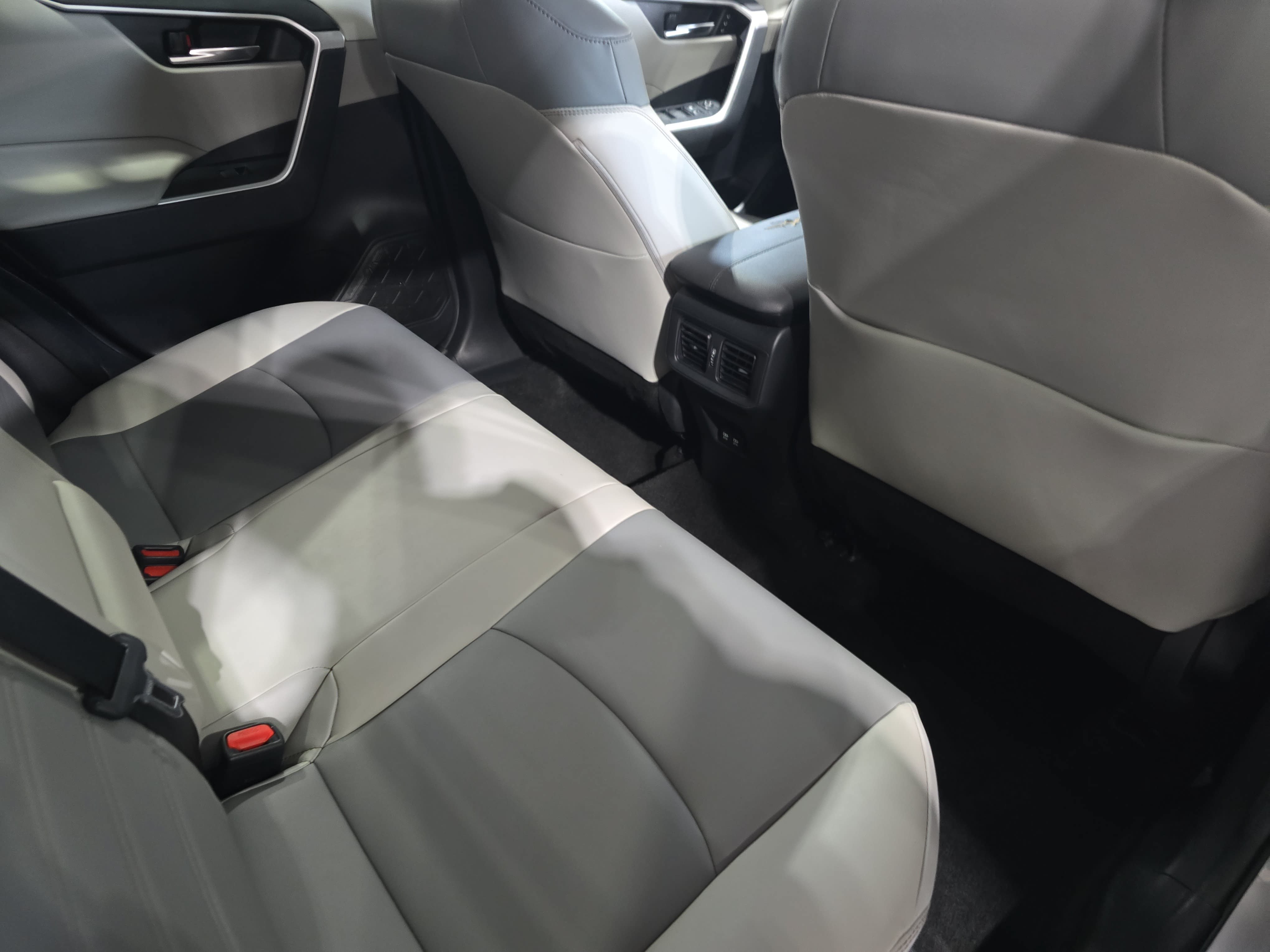 Used 2021 Toyota RAV4 XLE Premium FWD image 11
