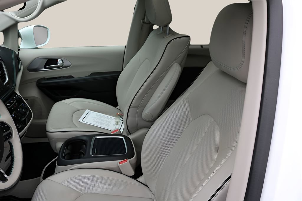 Used 2018 Chrysler Pacifica Limited w/ Advanced Safetytec Group FWD image 13
