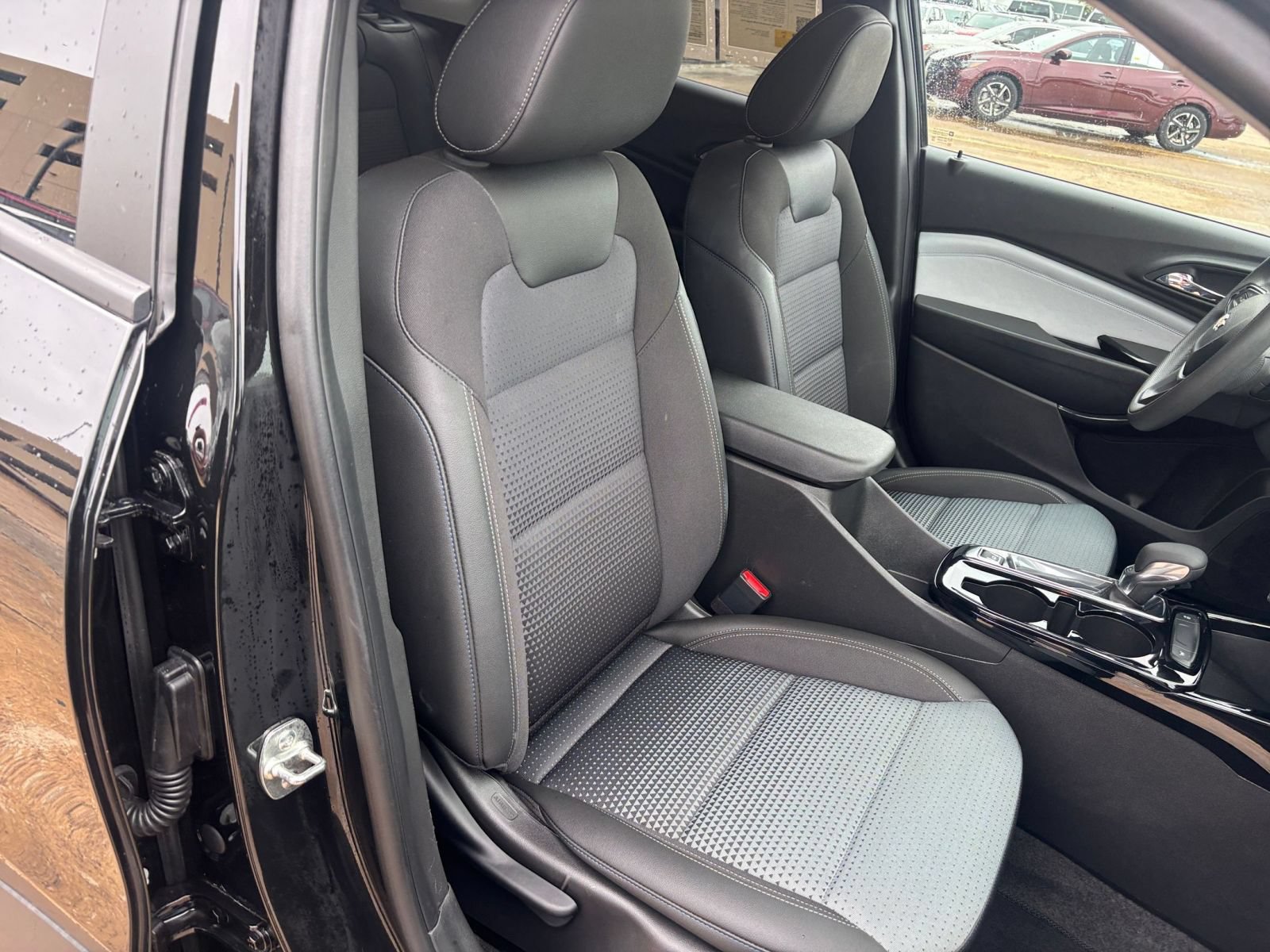 Used 2025 Chevrolet Trax LT FWD image 30