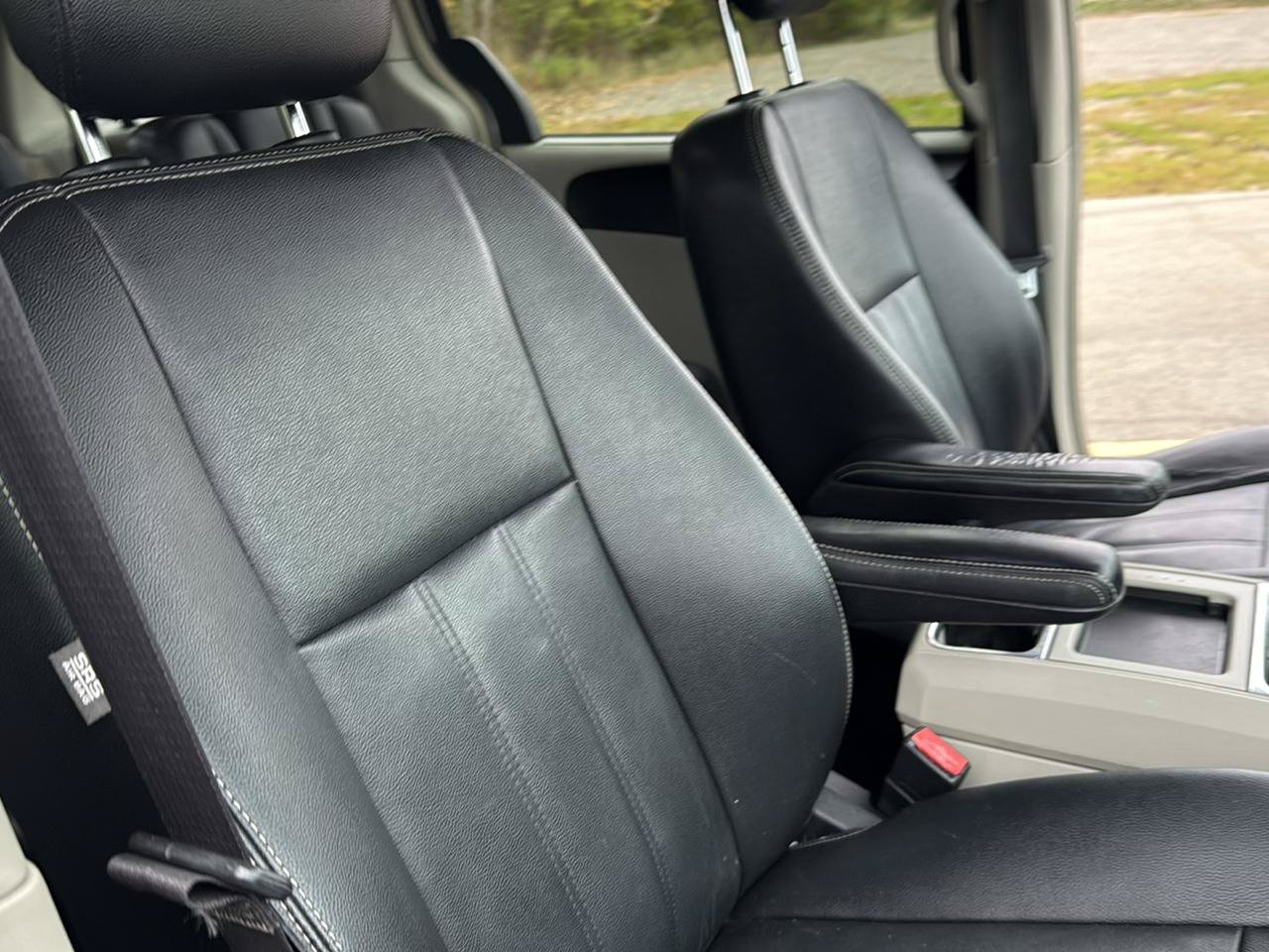 Used 2016 Chrysler Town & Country Touring w/ Driver Convenience Group FWD image 29