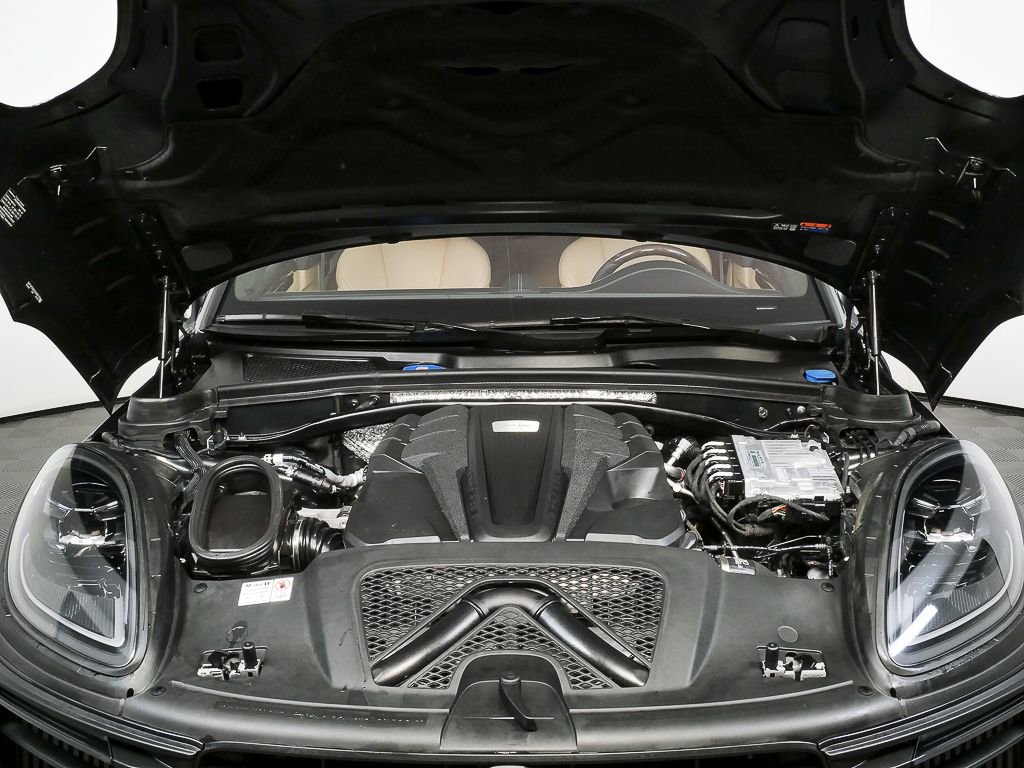 Certified 2025 Porsche Macan GTS image 35