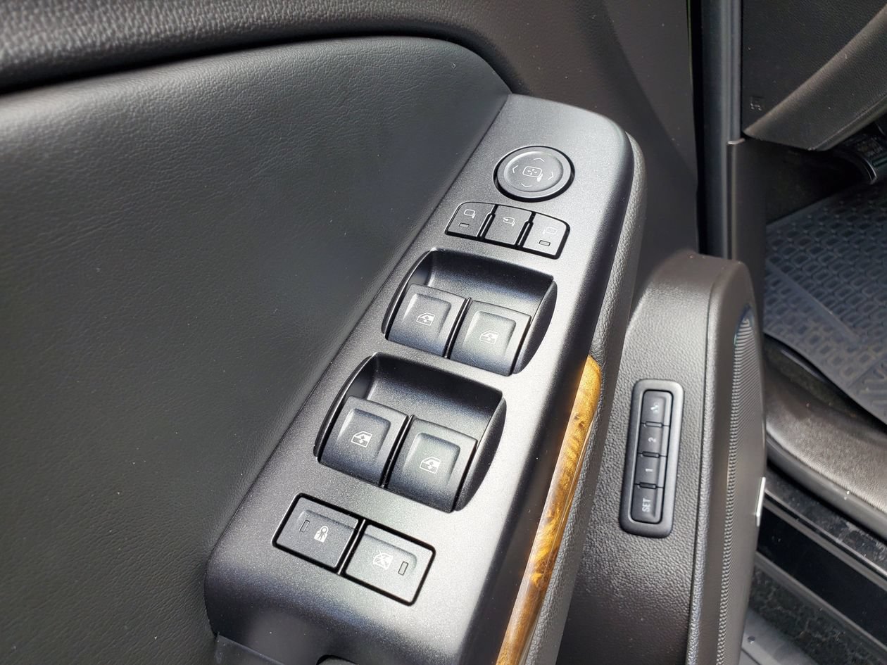 Used 2016 GMC Yukon XL Denali w/ Open Road Package AWD/4WD image 17