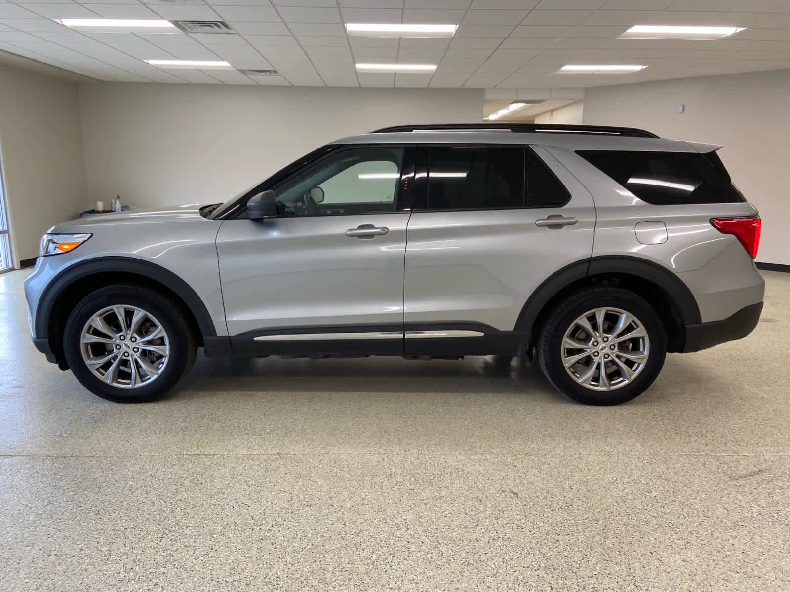 Used 2023 Ford Explorer XLT w/ Equipment Group 202A AWD/4WD image 13