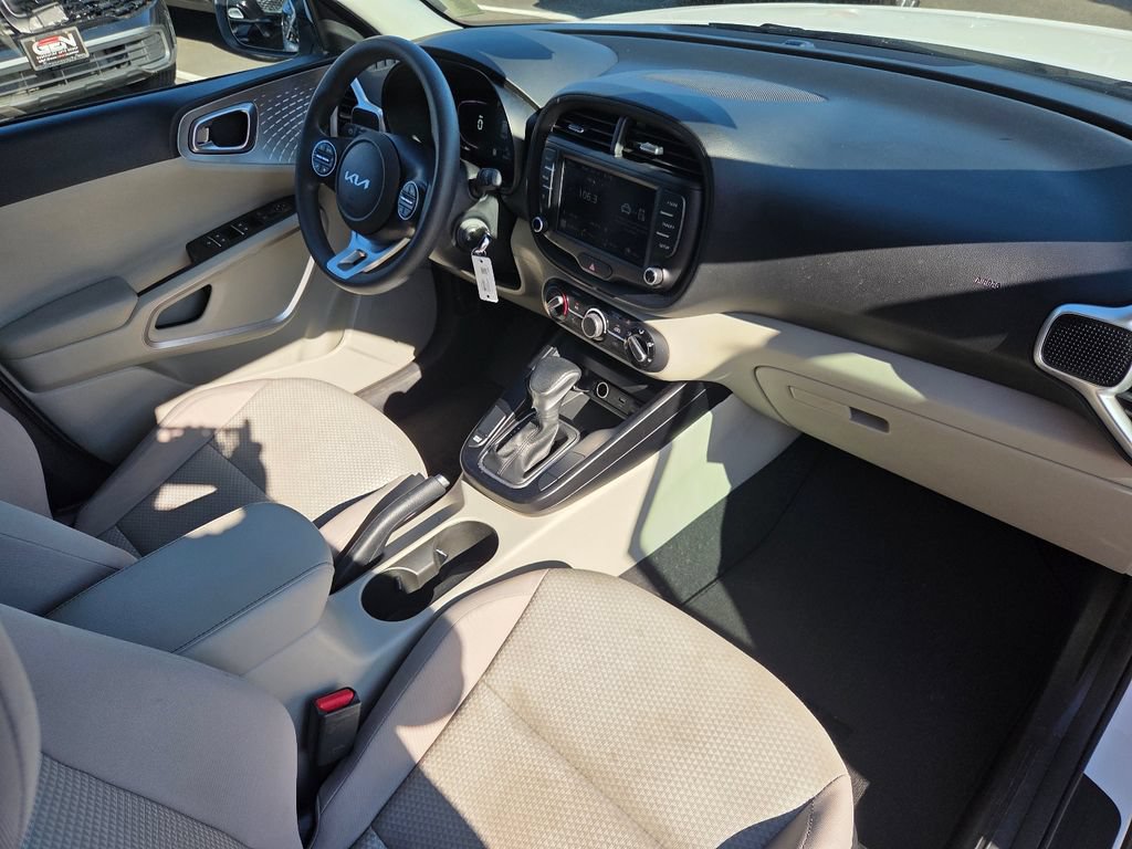 Used 2025 Kia Soul LX w/ LX Technology Package FWD image 26