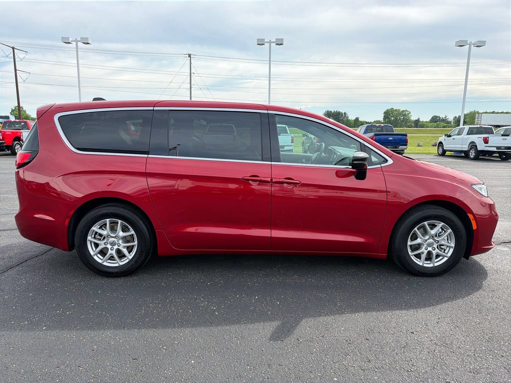 Used 2025 Chrysler Pacifica Select FWD image 6