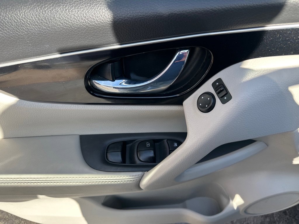 Used 2017 Nissan Rogue Sport SL image 18