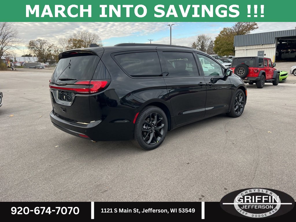 New 2026 Chrysler Pacifica Select w/ S Appearance Package image 6