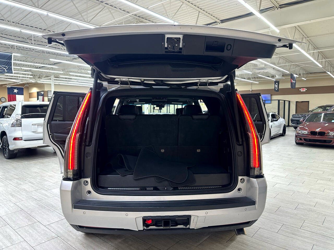 Used 2017 Cadillac Escalade Platinum image 11