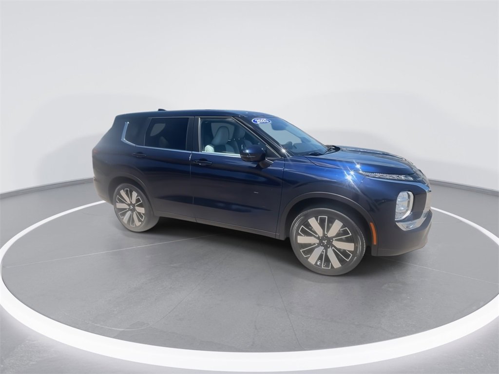 New 2025 Mitsubishi Outlander SE image 2