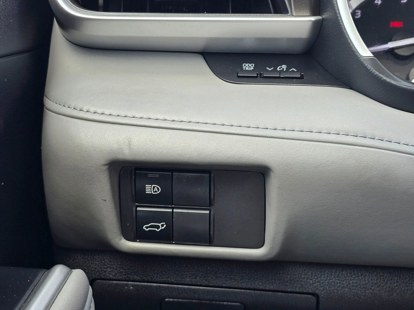 Used 2022 Toyota Highlander XLE AWD/4WD image 29