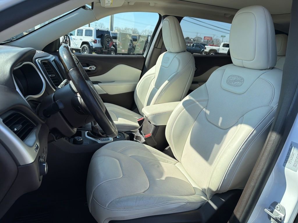 Used 2018 Jeep Cherokee Overland w/ Technology Group image 32