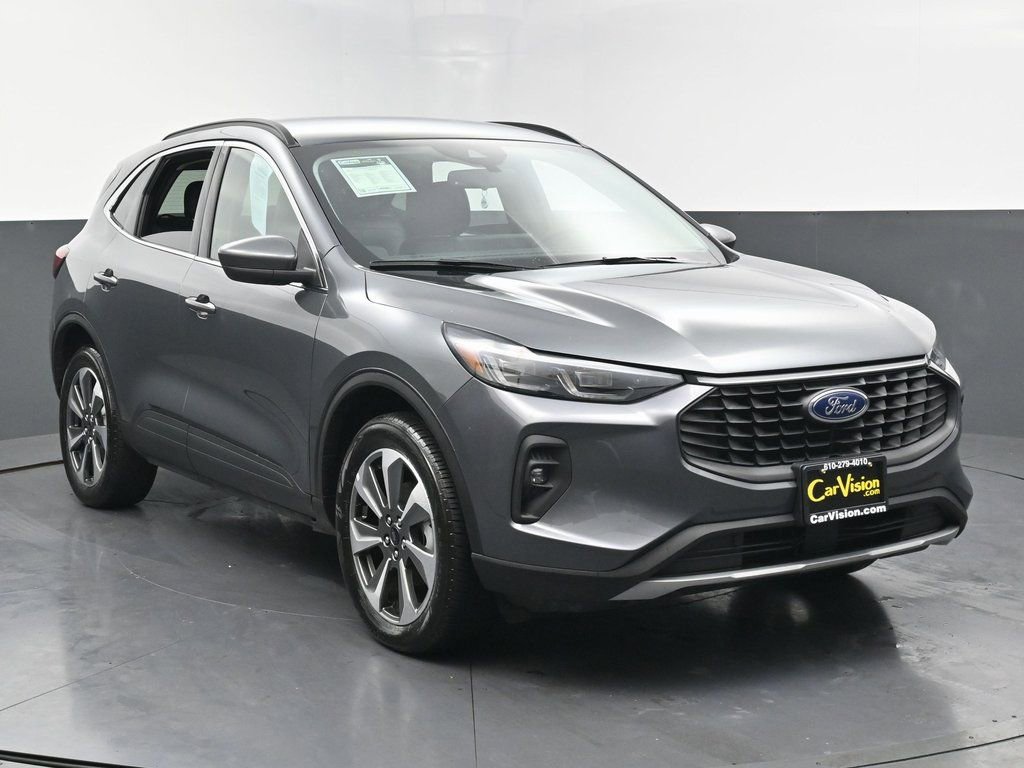 Used 2025 Ford Escape Platinum image 3