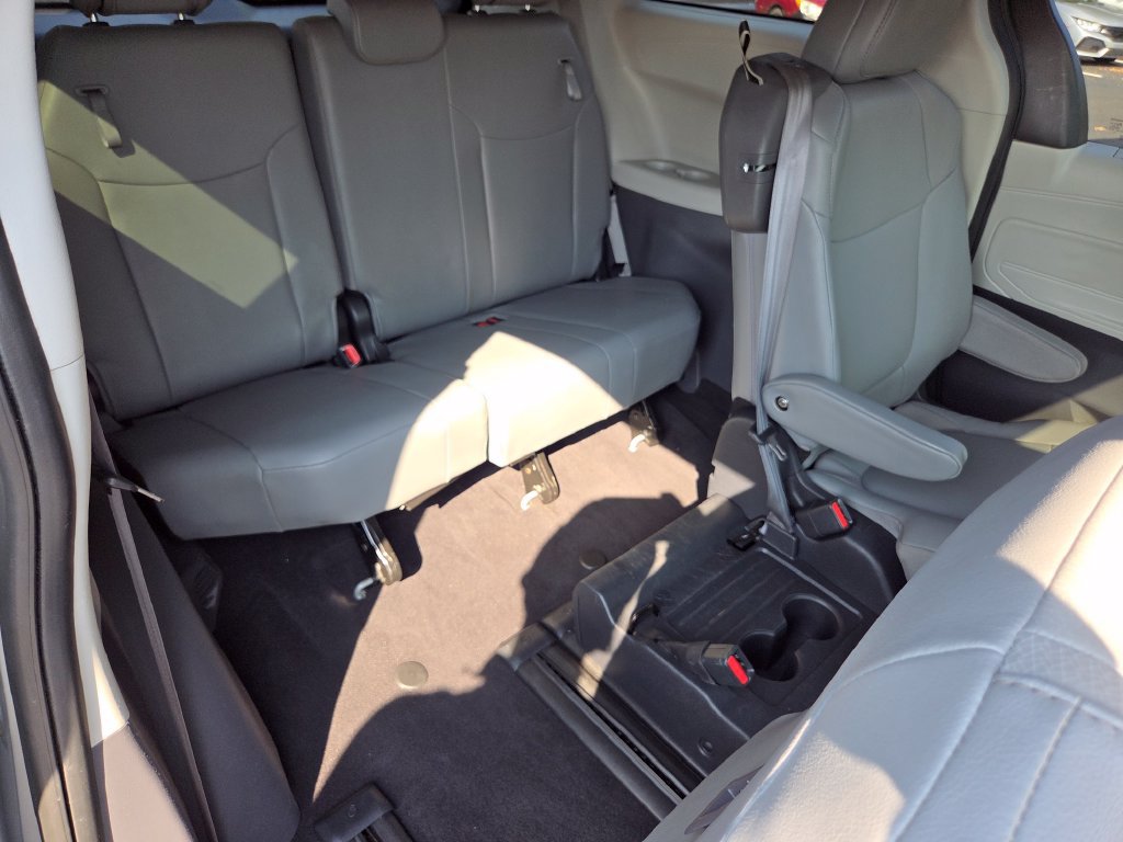 Used 2023 Toyota Sienna XLE FWD image 27