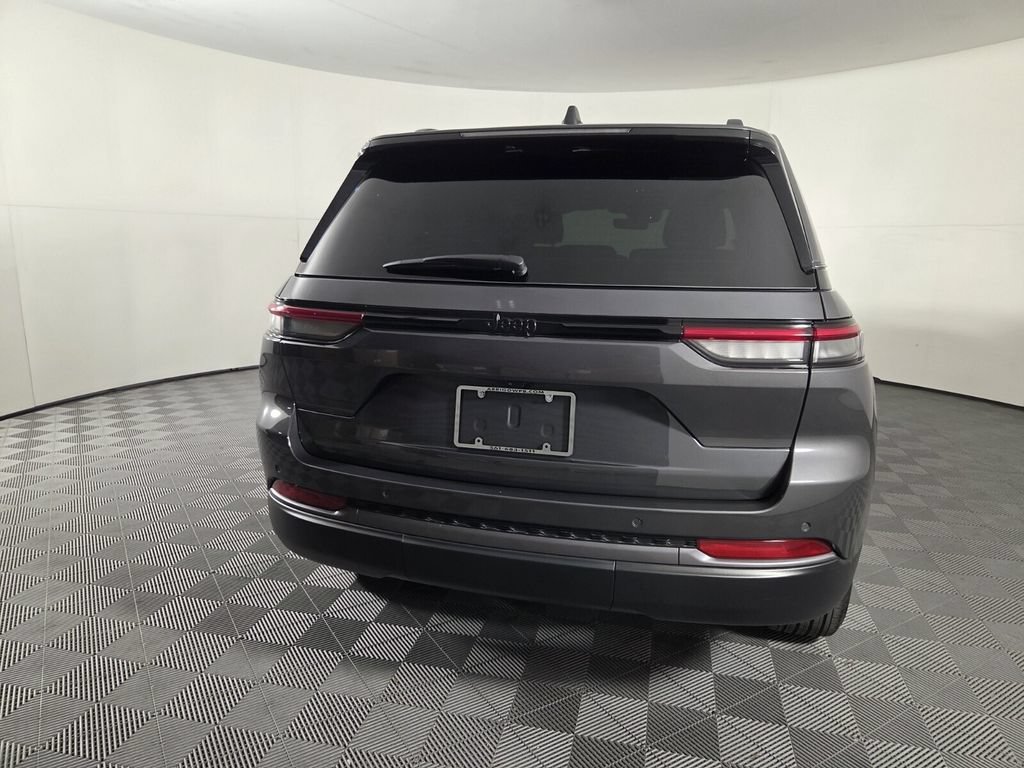 Used 2026 Jeep Grand Cherokee Altitude RWD image 5