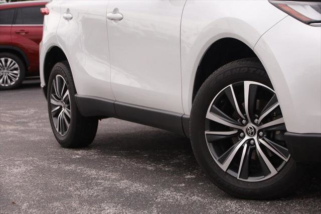 Certified 2023 Toyota Venza LE AWD/4WD image 3