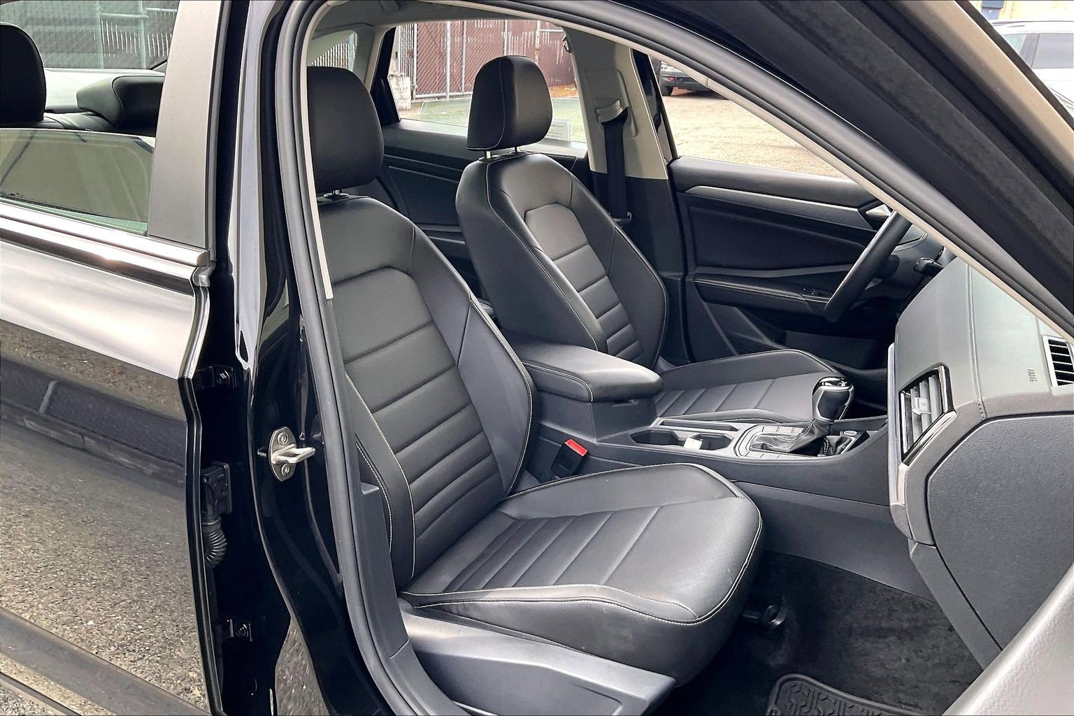 Certified 2024 Volkswagen Jetta SE w/ Panoramic Sunroof Package image 6