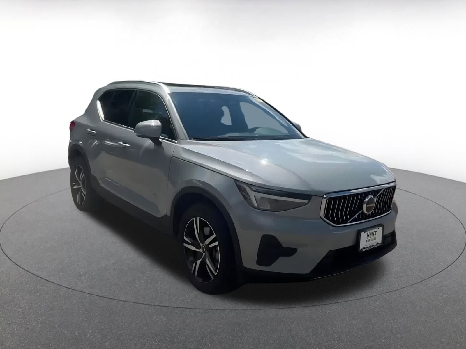 Used 2024 Volvo XC40 B5 Core image 3