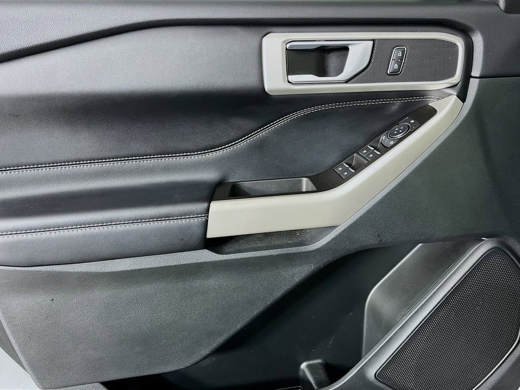Used 2022 Ford Explorer XLT image 25