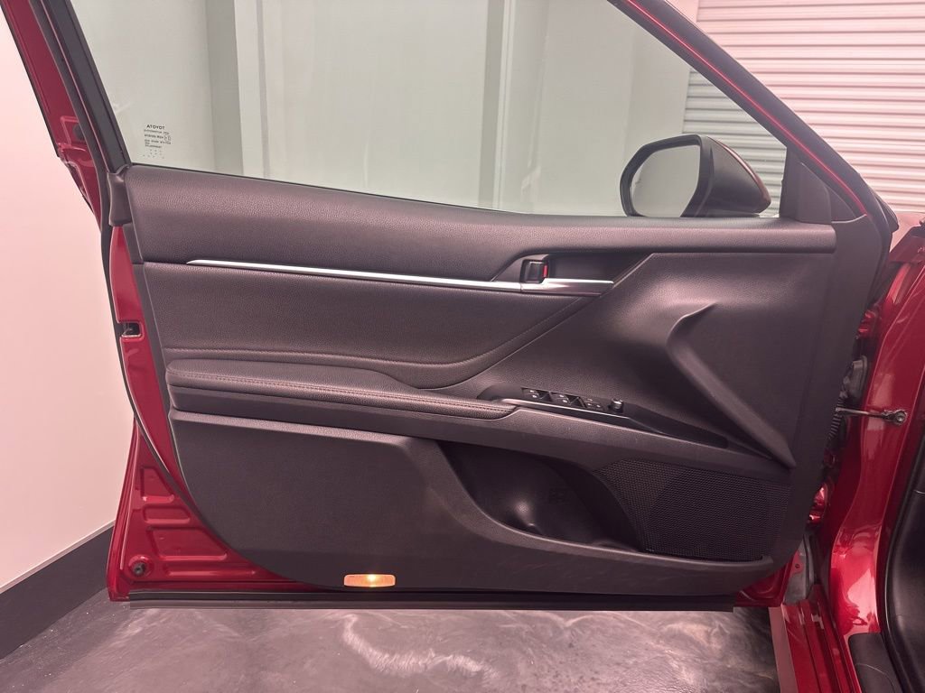 Used 2018 Toyota Camry XLE image 16