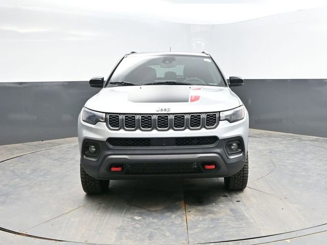 Used 2025 Jeep Compass Trailhawk AWD/4WD image 2