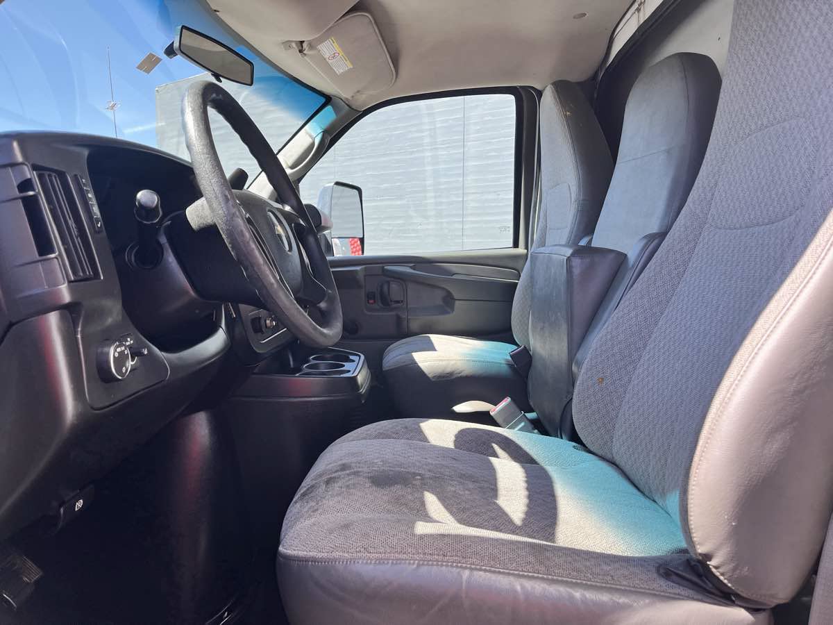 Used 2015 Chevrolet Express 3500 Extended w/ Chrome Appearance Package RWD image 12