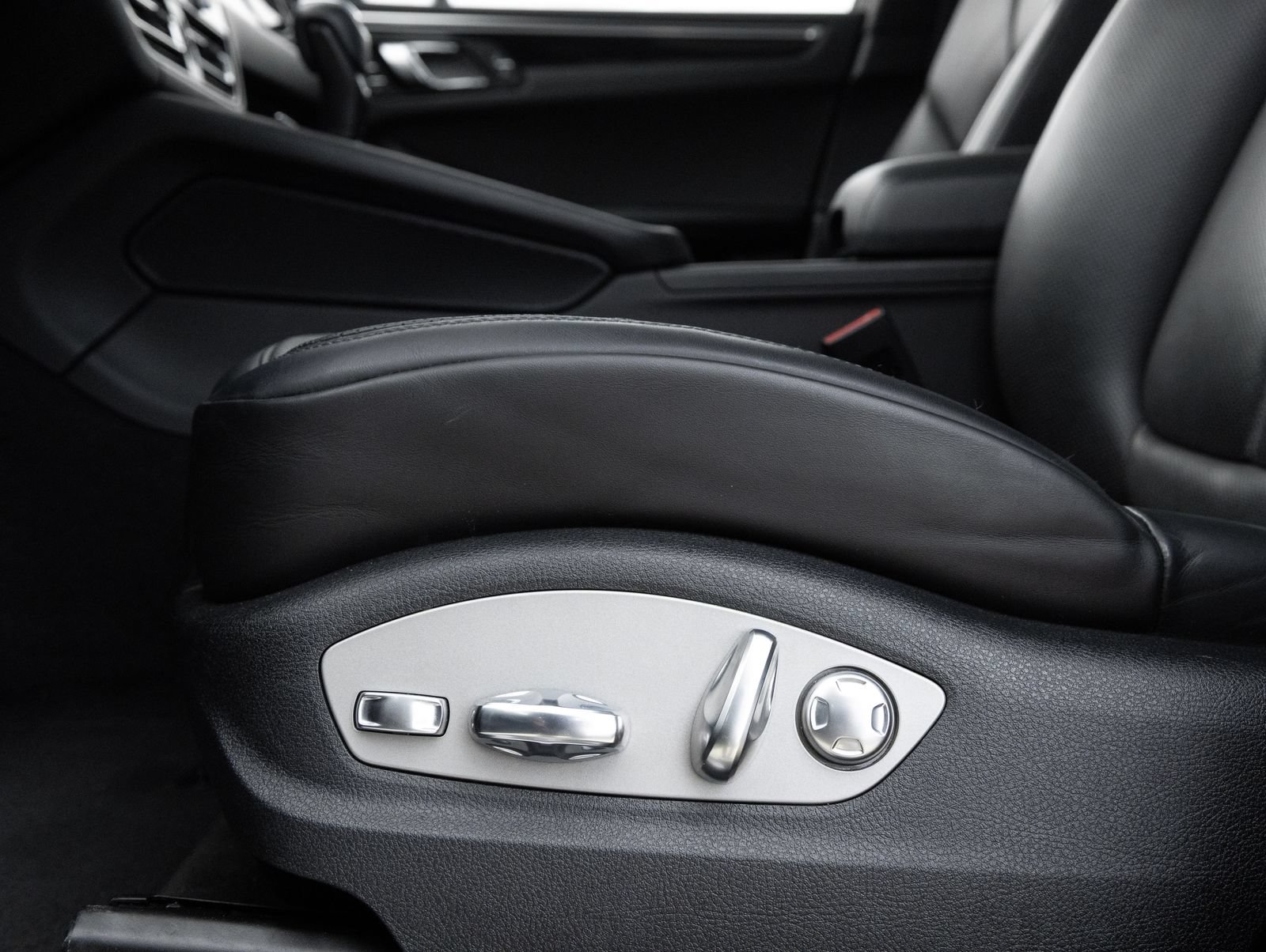 Certified 2023 Porsche Macan S AWD/4WD image 21