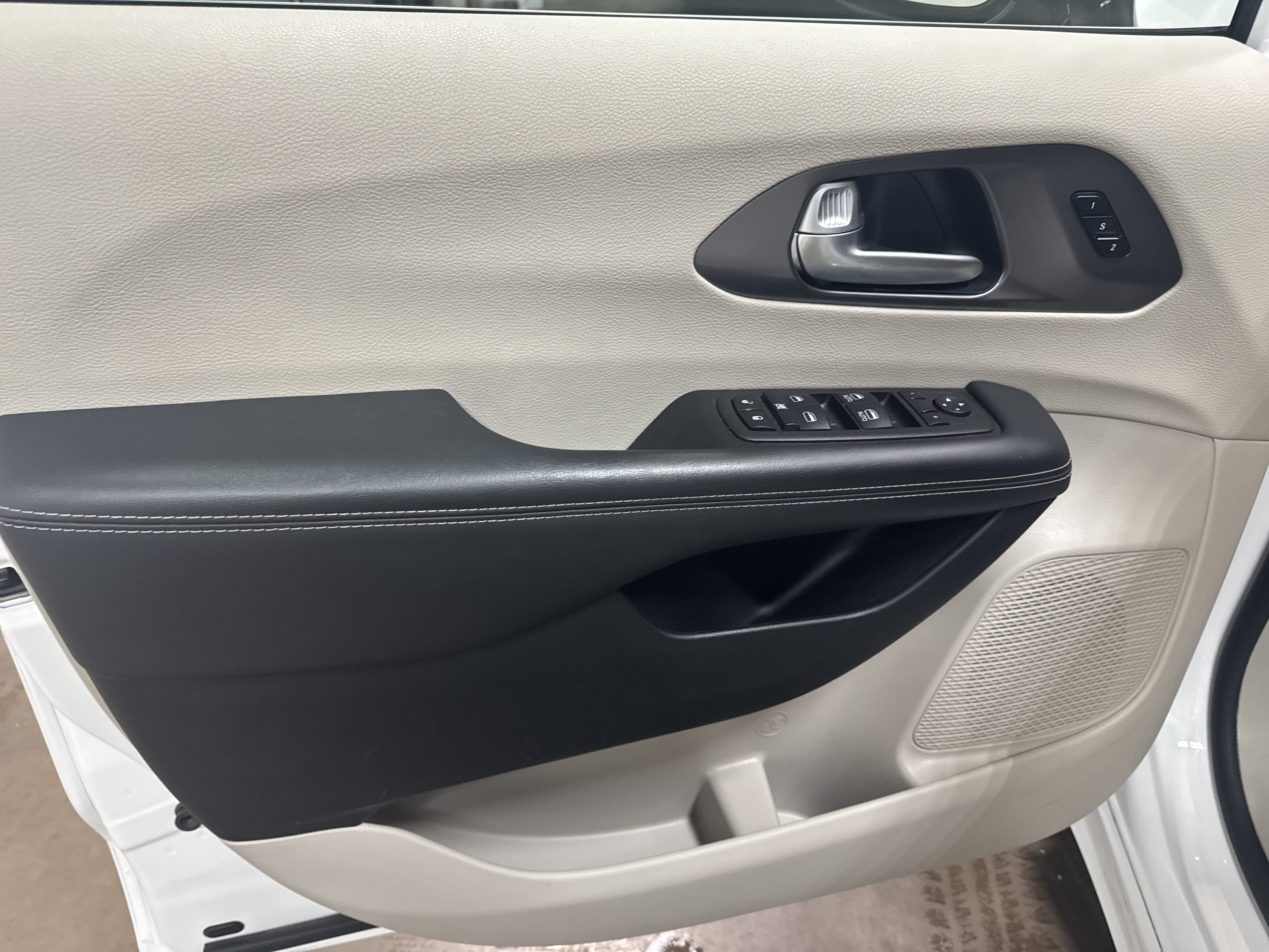 Used 2024 Chrysler Pacifica Touring-L FWD image 15