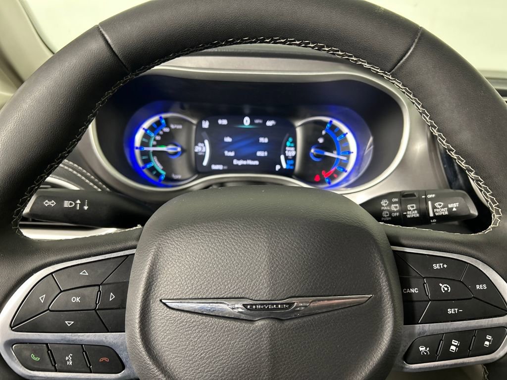 Used 2024 Chrysler Pacifica Select image 13