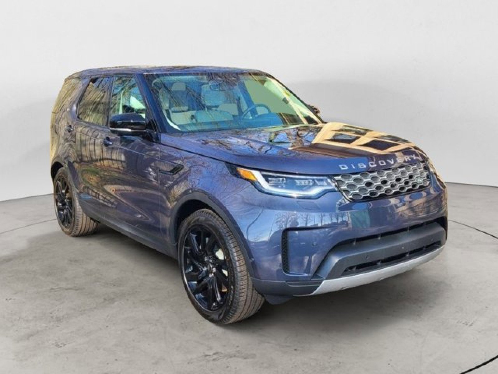 Certified 2024 Land Rover Discovery S image 7