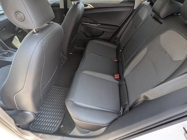 Used 2025 Volkswagen Taos SE FWD image 17